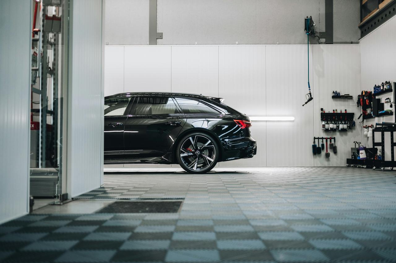 Sebuah mobil hitam diparkir di garasi